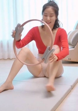 66342在家里练瑜伽的短裤长腿女孩视频