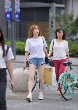 440蓝色nZRK【47P】街拍和朋友逛街的牛仔热裤长腿美女套图