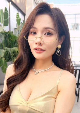 75994戴眼镜的开叉超短裙大长腿极品美女视频