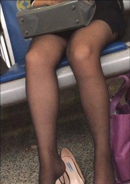 75279在车站等车的丝足长腿小姐姐视频