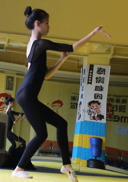 71875舞蹈室练习的美女同学视频