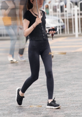 雨中曲线黑色紧身瑜伽裤长腿美女
