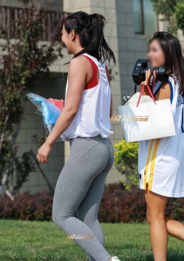 人美，身材还火爆，紧身瑜伽裤小姐姐