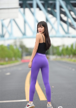 紫色瑜伽Ku【91P】郊区闲逛的紫色紧身裤翘臀大长腿美女，性感美臀美腿女孩美图录