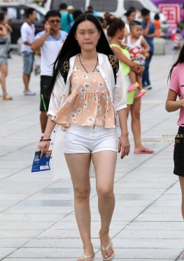 粉色泳装小姐姐