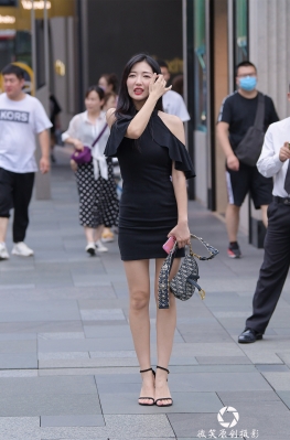 露肩黑色连衣裙【54P】3a街拍美术馆戴着墨镜的黑色超短包裙大白腿美女舞动大街。