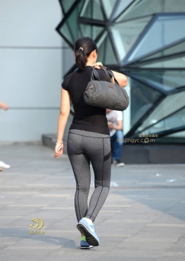 穿一身运动服的妹子