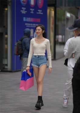404牛ZRk【44P】一个人逛街的超短牛仔热裤短裤长腿女孩
