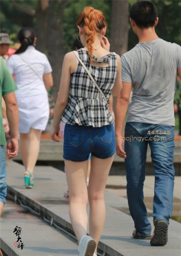 小眼镜姑娘，小牛仔短裤又紧又圆美女