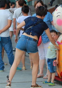 诱人的气质露腰美熟女