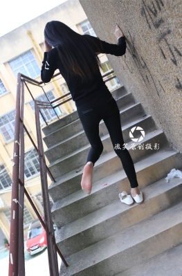 S010 黑长裤268p-3a街拍第一站楼梯上的黑色紧身裤长腿美女的脚，性感肉丝美足女孩