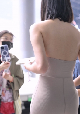 75270街拍连体紧身瑜伽裤长腿极品美女视频