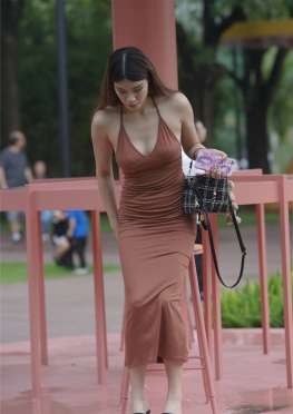 73733身材高挑的包裙长腿美女丰满小姐姐视频