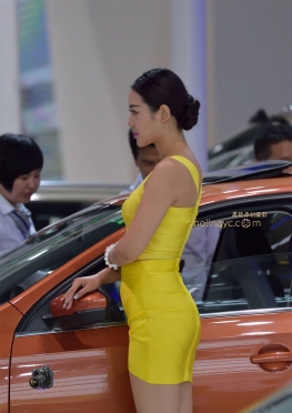 金黄色裹身超短裙车模