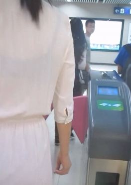 70378去坐地铁的白色短裙黑丝足大长腿美女视频