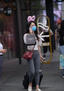 058-街P瑜伽K【135P】拉行李箱的紧身裤美女图片