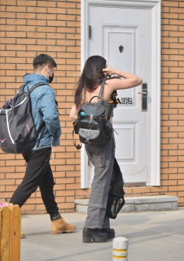 我热了，美女热了脱衣记