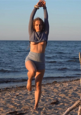 75265夕阳下海边练瑜伽的热裤小姐姐视频