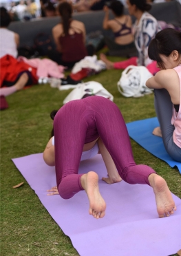 瑜伽会-1422【505P】草坪上练瑜伽的紧身裤大长腿美女套图