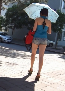 63290-63291逛街的牛仔热裤长腿女孩视频
