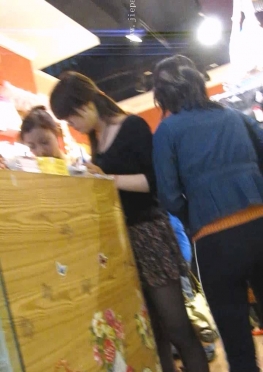 70398在柜台前的黑丝足短裙长腿美女视频