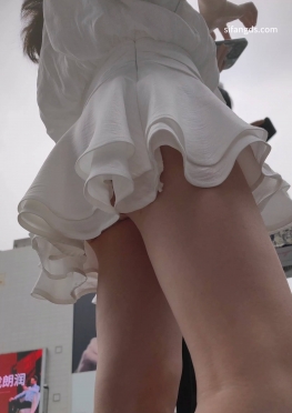 72319逛街的白色短裙大长腿美女视频