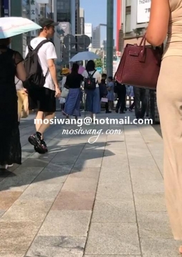 75976逛街的紧身裤小姐姐视频