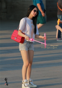 两个美女吹泡泡 牛仔热裤美女