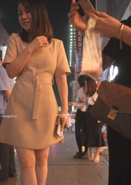 76048逛街的短裙小姐姐视频