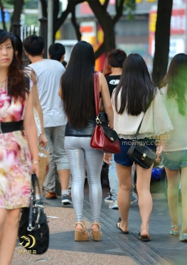 街拍长发妹子的美臀