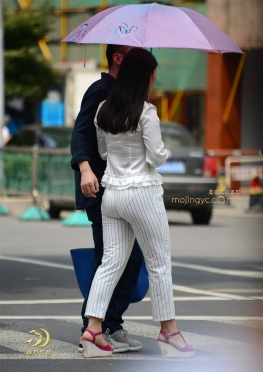 条纹裤小妇妇的背影