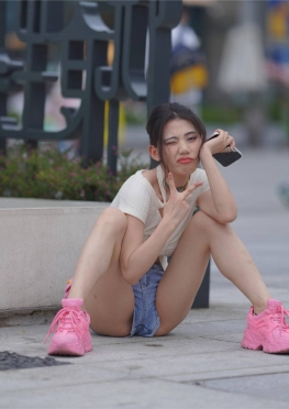 74354-74361大街上的超短走光牛仔热裤短裤长腿美女视频