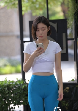 M00869【640P】站在路边玩手机的蓝色紧身瑜伽裤翘臀长腿女孩