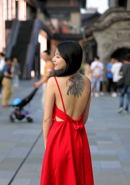 72061街拍红色长裙美背小姐姐视频