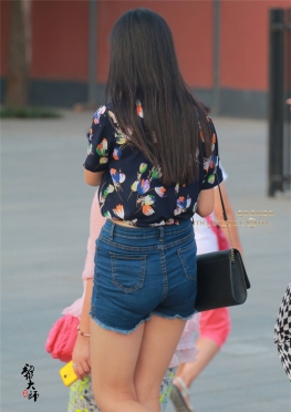 牛仔短裤大长腿美女