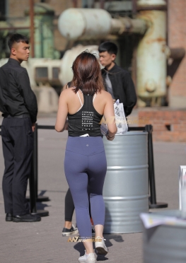 妹子手机找到地方塞了 瑜伽裤长腿女孩