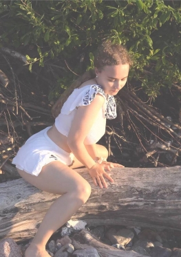 75255树干上练瑜伽的小姐姐视频