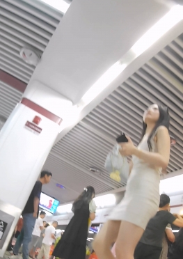 72325地铁上的短包裙长腿美女视频