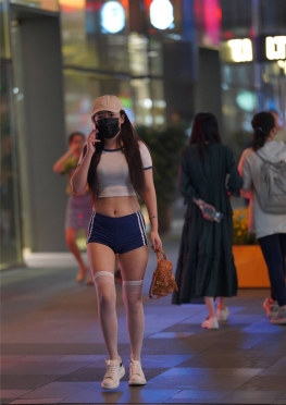 蓝色热K白色中长W【85P】逛街的学生装短裤白丝长腿美女套图