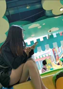 73087在那里玩手机的肉丝足小姐姐美女视频