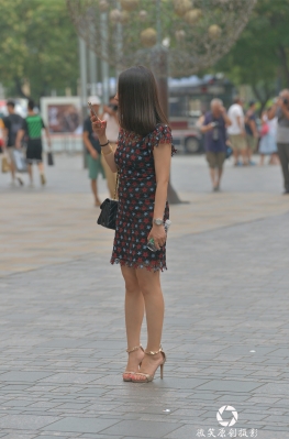 打电话的星型短Qun【32P】魔镜街拍美术馆站在广场玩手机的短裙大白腿美女的脚