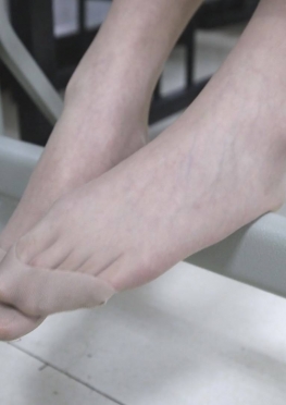 71868-71869教室里学习的肉丝足白丝长腿美女同学视频