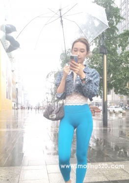 61849-61850下雨天逛街的蓝色紧身瑜伽裤长腿女孩视频