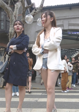 74899-74900逛街的超短紧身牛仔热裤短裤美女视频