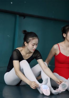 DXG-W004【646P】舞蹈室好多白丝美足长腿女同--套图