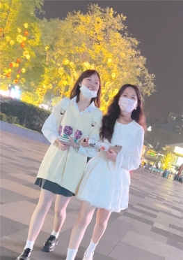 68706魔镜街拍第一站两位女同学逛街短裙白腿小姐姐视频