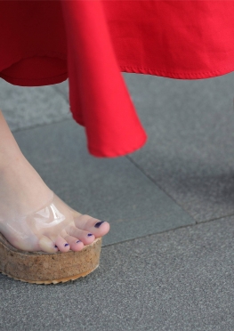 388红色DDQ【60P+1V】红色长裙皮肤白皙的小姐姐套图视频