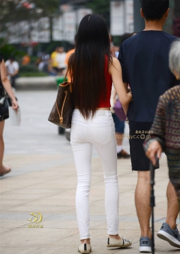 红杉白裤长发妹子