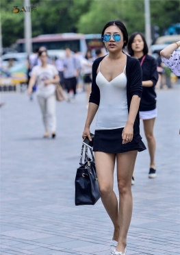 街拍靚胸美女的魅力美女图