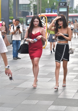 430红SDDQ【26P】和闺蜜逛街的丰满短裙小姐姐套图